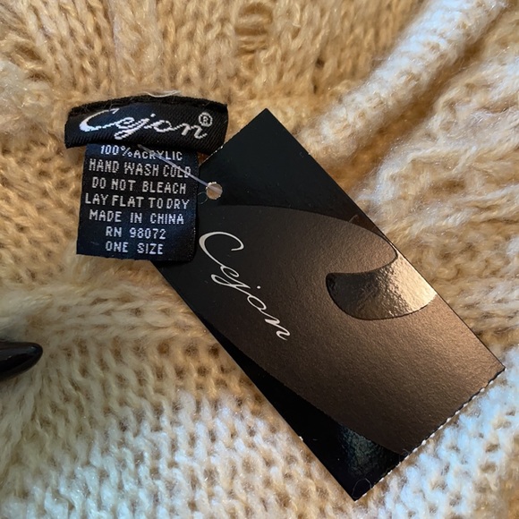 NWT knitted poncho - Picture 6 of 7